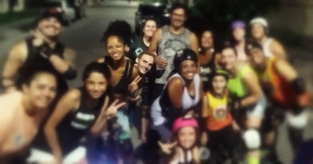 Foto do autor com comunidade de patinadores.